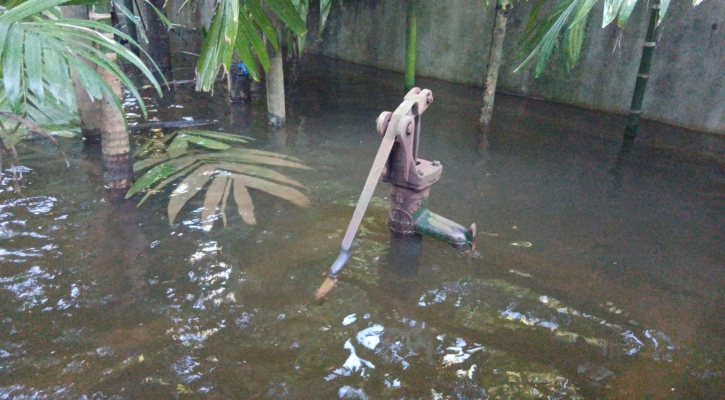 অথৈ পানির মাঝে সংকট সুপেয় পানির